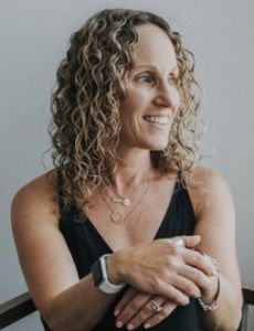 Lisa Sugarman poses with her hands crossed on her knee